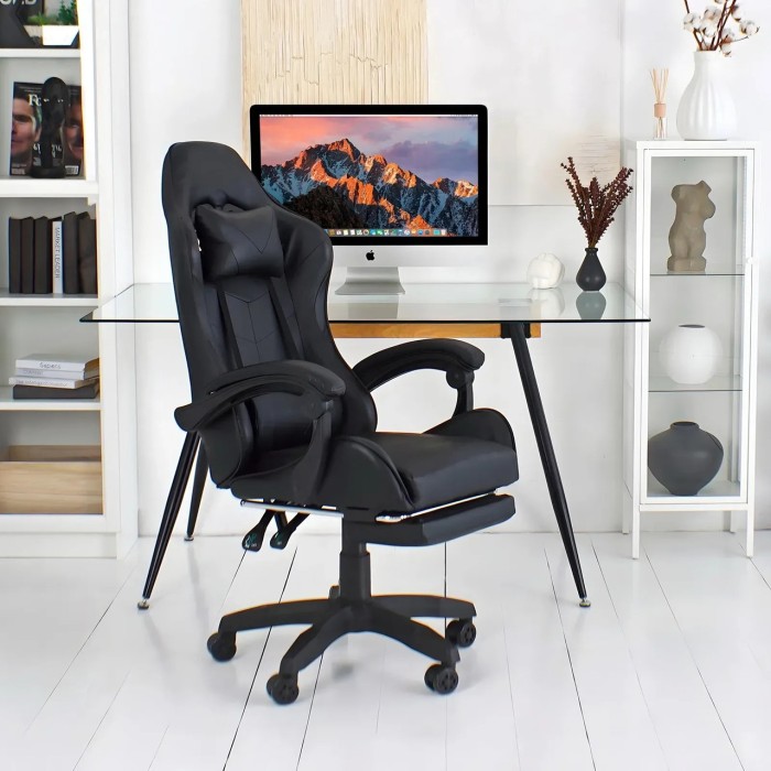 Геймерське крісло Gamery з масажною подушкою, підставкою для ніг, ігрове, комп'ютерне Чорне